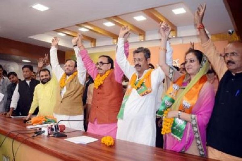 पूर्व केंद्रीय मंत्री जितिन प्रसाद के भाई-भाभी ने थामा BJP का दामन पूर्व केंद्रीय मंत्री जितिन प्रसाद के भाई-भाभी ने थामा BJP का दामन