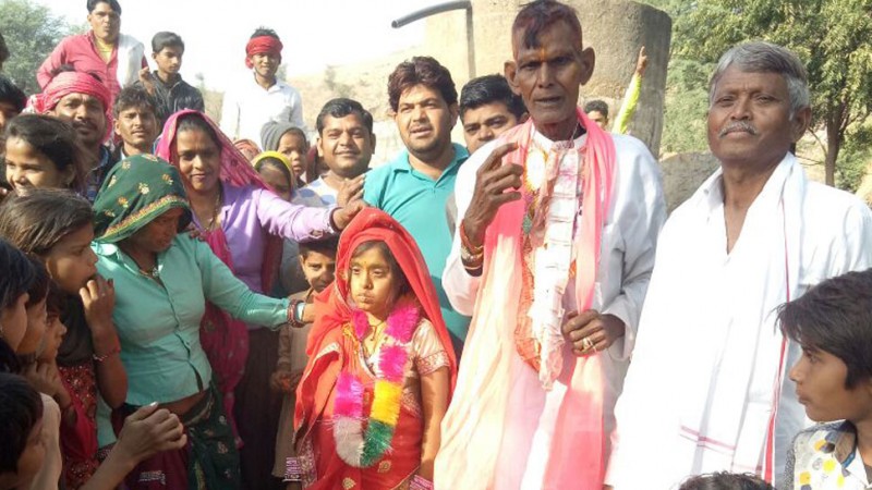 बेटे की चाहत में 83 साल के बुजुर्ग ने रचाई 53 साल छोटी महिला से शादी बेटे की चाहत में 83 साल के बुजुर्ग ने रचाई 53 साल छोटी महिला से शादी