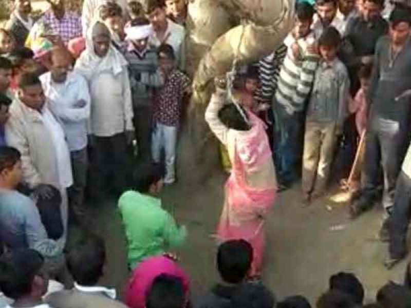 हैवानियत की सारे हदे पार की : पेड़ से बाधकर बीवी को पीटता रहा पति हैवानियत की सारे हदे पार की : पेड़ से बाधकर बीवी को पीटता रहा पति