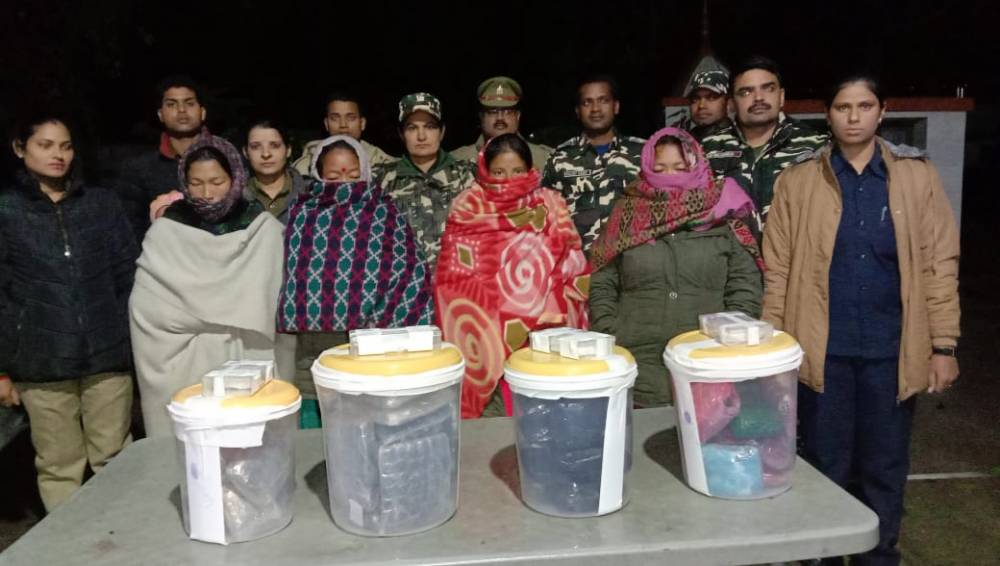 छः करोड़ तेईस लाख सत्तर हजार की अवैध चरस सहित 4 नेपाली महिलाएं गिरफ्तार छः करोड़ तेईस लाख सत्तर हजार की अवैध चरस सहित 4 नेपाली महिलाएं गिरफ्तार