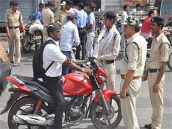 सीएम यूपी के गोरखपुर मे चेकिंग मे कागज मांगने मार खा रहे पुलिसकर्मी