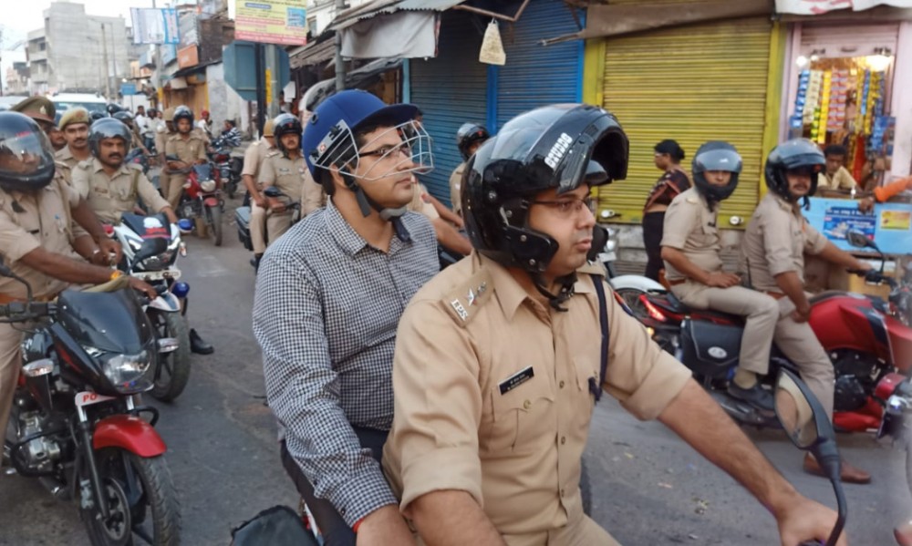 डीएम व एसपी ने पुलिस बल के साथ मोटर साइकिल से किया नगर का भ्रमण