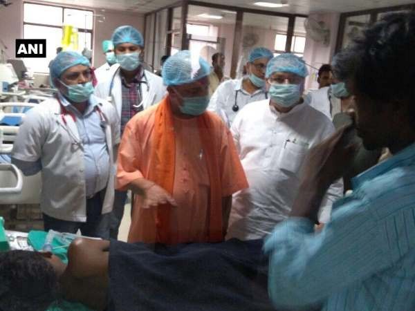 LIVE गोरखपुर हादसा : CM योगी स्वास्थ्य मंत्री के साथ पहुंचे BRD अस्पताल