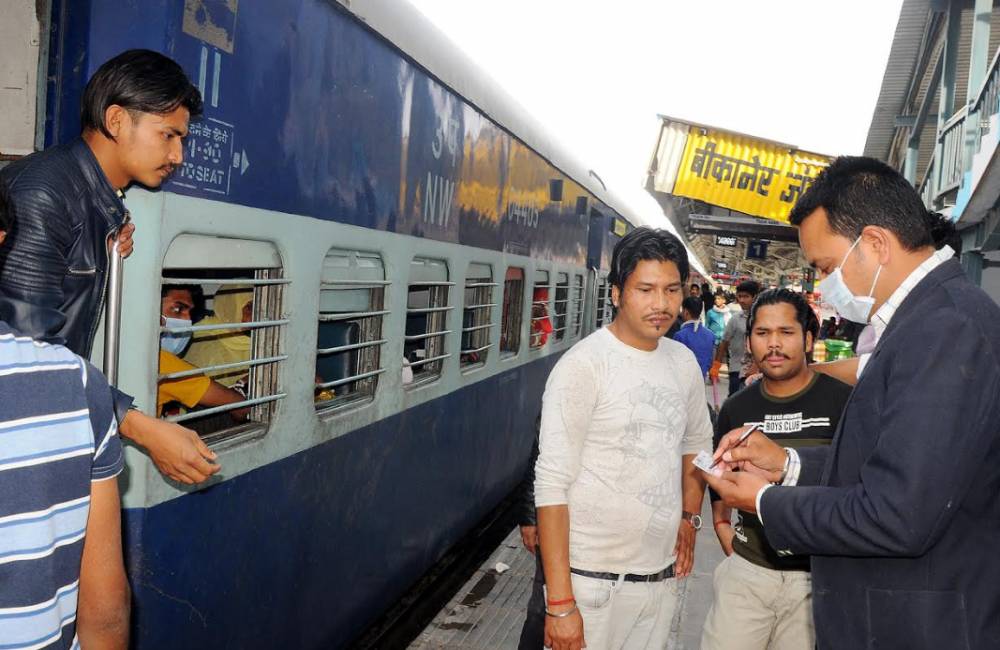 टिकट चैकिंग के साथ-साथ कोरोना के प्रति TTE ने रेलयात्रियों को किया जागरुक टिकट चैकिंग के साथ-साथ कोरोना के प्रति TTE ने रेलयात्रियों को किया जागरुक