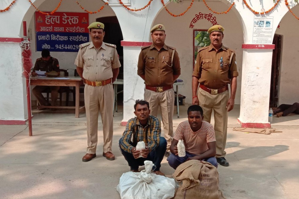 135 शीशी नेपाली शराब के साथ 02 अभियुक्त गिरफ्तार थाना रुपईडीहा जनपद बहराइच 135 शीशी नेपाली शराब के साथ 02 अभियुक्त गिरफ्तार थाना रुपईडीहा जनपद बहराइच