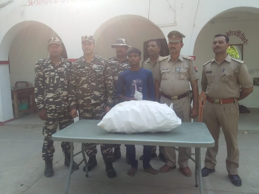 बहराइच पुलिस का सराहनीय कार्य, 145 शीशी नेपाली कर्णाली शराब के साथ 01 अभियुक्त गिरफ्तार बहराइच पुलिस का सराहनीय कार्य, 145 शीशी नेपाली कर्णाली शराब के साथ 01 अभियुक्त गिरफ्तार