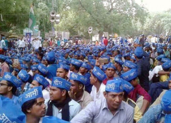 देवी-देवताओं की मूर्ति तालाब में डुबो कर यूपी सरकार को दी इस्लाम धर्म अपनाने की धमकी