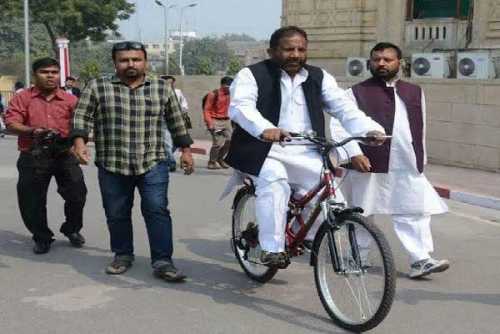 यूपी चुनाव से पहले सपा की साइकिल चोरी