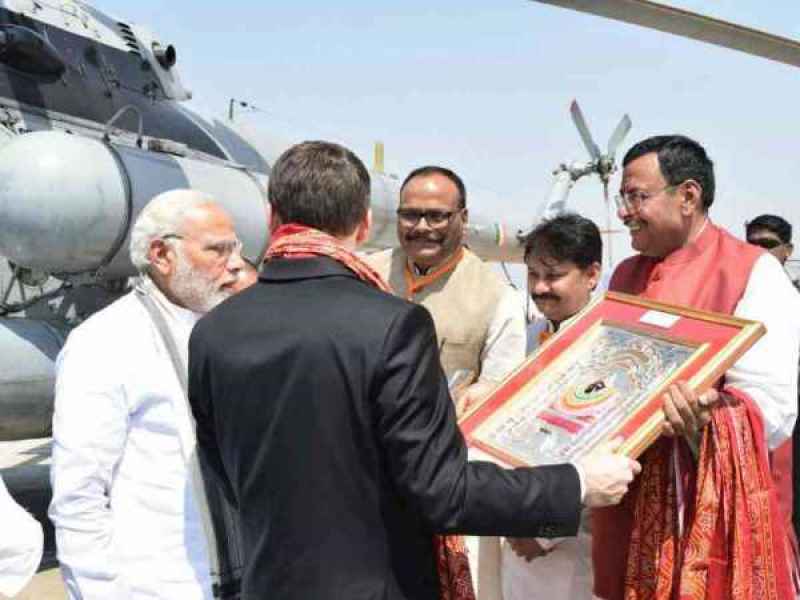 फ्रांस राष्ट्रपति मैंक्रों को मां विंध्यवासिनी की तस्वीर देते हुए पीएम मोदी ने बताई मां की महिमा फ्रांस राष्ट्रपति मैंक्रों को मां विंध्यवासिनी की तस्वीर देते हुए पीएम मोदी ने बताई मां की महिमा