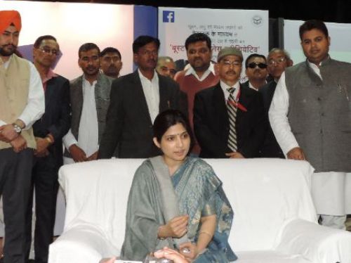सियासी अंदाज में नजर आईं डिंपल सियासी अंदाज में नजर आईं डिंपल