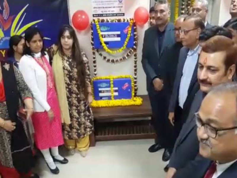 फिल्म पैडमैन से प्रभावित होकर रेलवे स्टेशन में लगाई गई नैपकीन डिस्पेंसर मशीन फिल्म पैडमैन से प्रभावित होकर रेलवे स्टेशन में लगाई गई नैपकीन डिस्पेंसर मशीन