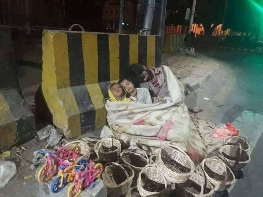 दो बच्चों के साथ ग्राहक के इंतजार में सड़क किनारे ही सो गया शख्स, सोशल मीडिया पर हुआ वायरल दो बच्चों के साथ ग्राहक के इंतजार में सड़क किनारे ही सो गया शख्स, सोशल मीडिया पर हुआ वायरल