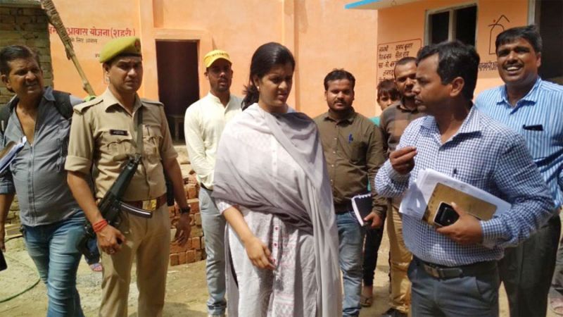 जिलाधिकारी ने प्रधानमंत्री आवासों का किया निरीक्षण जिलाधिकारी ने प्रधानमंत्री आवासों का किया निरीक्षण