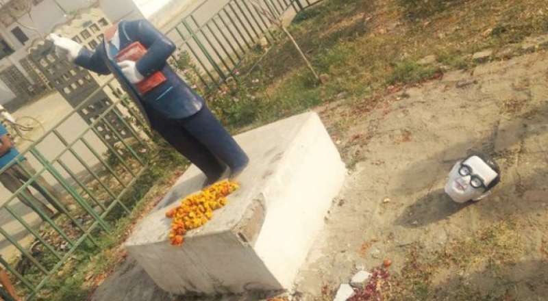 इलाहबाद में टूटी डॉ. भीमराव अम्बेडकर की मूर्ति, लोगों ने की प्रशासन के खिलाफ नारेबाजी