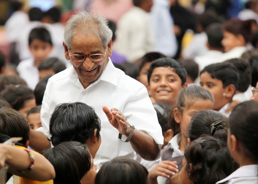 बड़ी ही सादगी से विश्व एकता के रूप में मनाया गया डा. जगदीश गाँधी का 82वाँ जन्मदिन