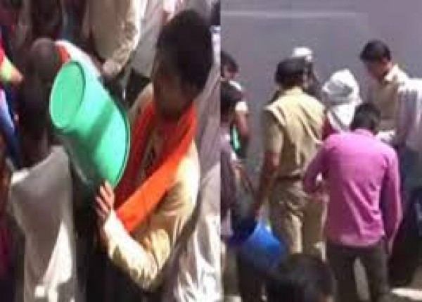 राहुल गाँधी के खाट कांड के बाद - अलीगढ़ में इसबार डस्टबिन कांड राहुल गाँधी के खाट कांड के बाद - अलीगढ़ में इसबार डस्टबिन कांड