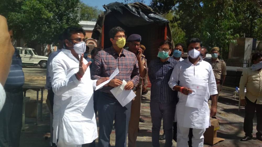 #FightAgainstCorona, पूर्व विधायक पयागपुर मुकेश श्रीवास्तव ने मदद को बढ़ाया हाथ #FightAgainstCorona, पूर्व विधायक पयागपुर मुकेश श्रीवास्तव ने मदद को बढ़ाया हाथ