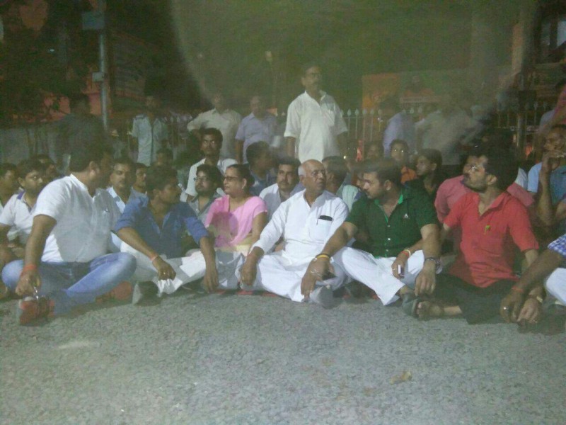 सन्डीला कोतवाल की धन उगाही के खिलाफ विधायक जी ने थाने में किया अनसन सन्डीला कोतवाल की धन उगाही के खिलाफ विधायक जी ने थाने में किया अनसन