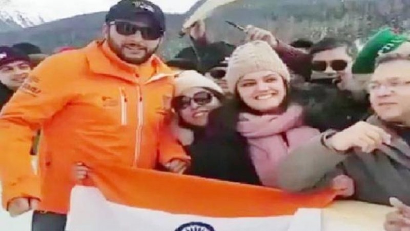 PAK क्रिकेटर ने किया हिंदुस्तान के तिरंगे का सम्मान, कहा- फ्लैग सीधा करो PAK क्रिकेटर ने किया हिंदुस्तान के तिरंगे का सम्मान, कहा- फ्लैग सीधा करो