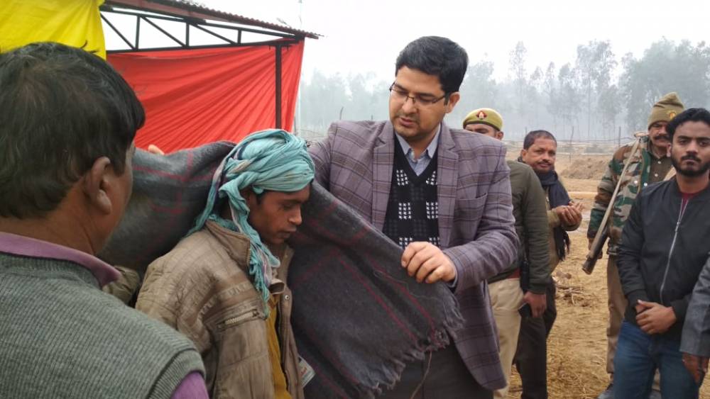 जिलाधिकारी शम्भू कुमार ने किया 4 गोशाला स्थलों का निरीक्षण व गोशाला कार्मिकों को बांटे कम्बल जिलाधिकारी शम्भू कुमार ने किया 4 गोशाला स्थलों का निरीक्षण व गोशाला कार्मिकों को बांटे कम्बल