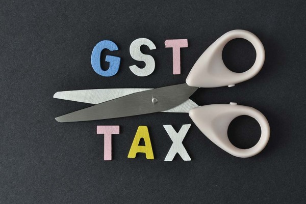 इन मोबाइल बिल व क्रेडिट कार्ड पर अभी नहीं देना पड़ेगा GST