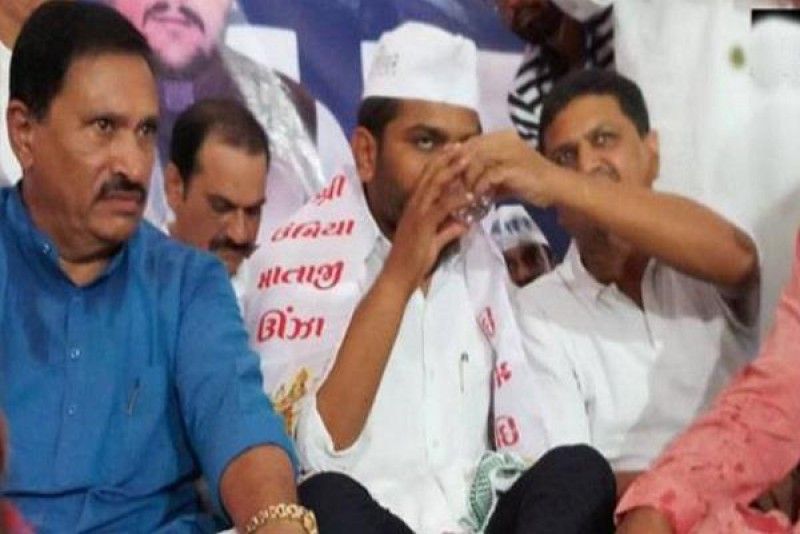 आमरण अनशन पर बैठे हार्दिक पटेल ने 19वें दिन नारियल पानी पीकर खत्म किया अनशन आमरण अनशन पर बैठे हार्दिक पटेल ने 19वें दिन नारियल पानी पीकर खत्म किया अनशन