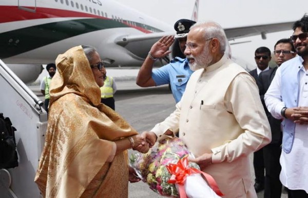 मोदी ने एयरपोर्ट पहुंचकर हसीना का वेलकम किया मोदी ने एयरपोर्ट पहुंचकर हसीना का वेलकम किया