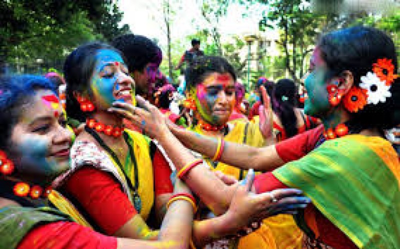 इस गांव में सिर्फ महिलाएं ही होली क्यों खेलती है? इस गांव में सिर्फ महिलाएं ही होली क्यों खेलती है?