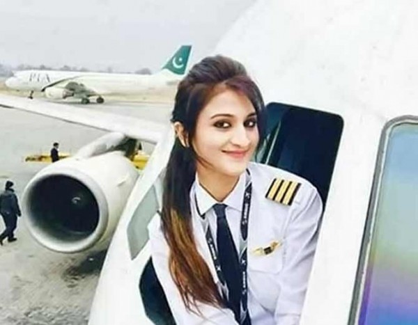 इस पाकिस्तानी महिला पायलट के खूबसूरती के दीवाने हुए लोग