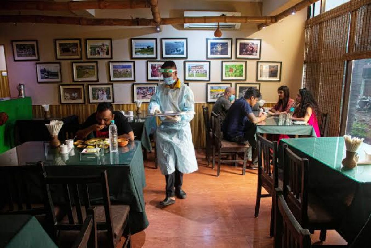 रेस्तरां के वेटर को मिली 12 लाख की टिप , बदल गई जिन्दगी