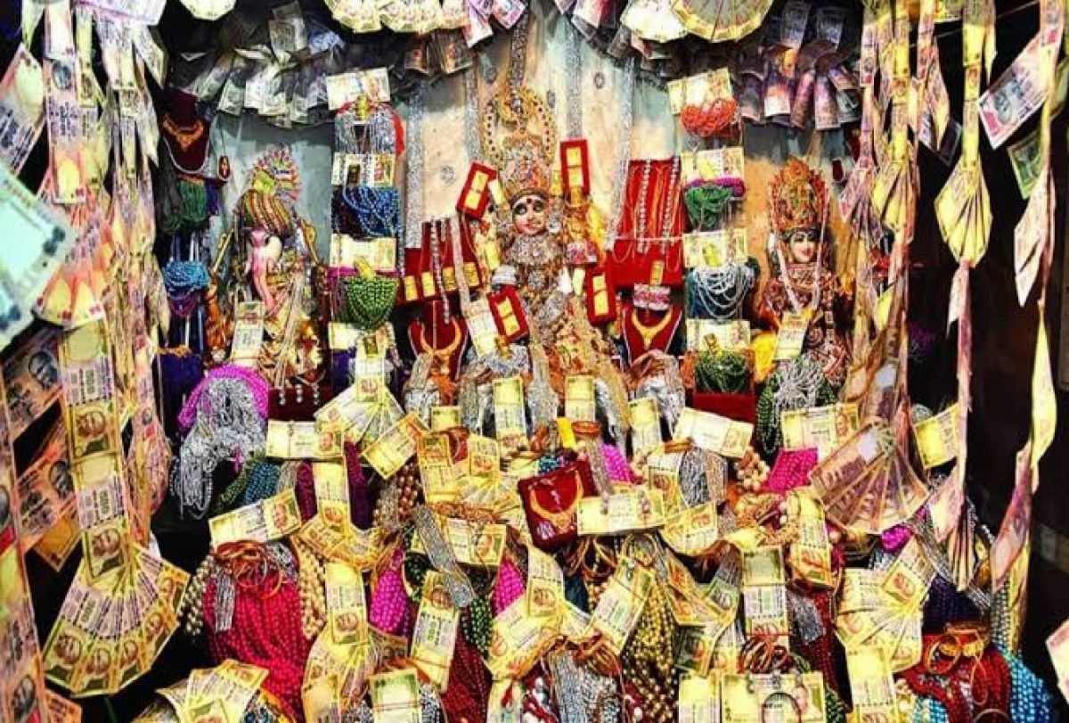 भारत का  एक अनोखा मंदिर! जहाँ प्रसाद मे दिया जाता है सोना -चाँदी। जाने क्या है मन्दिर की परम्परा? 