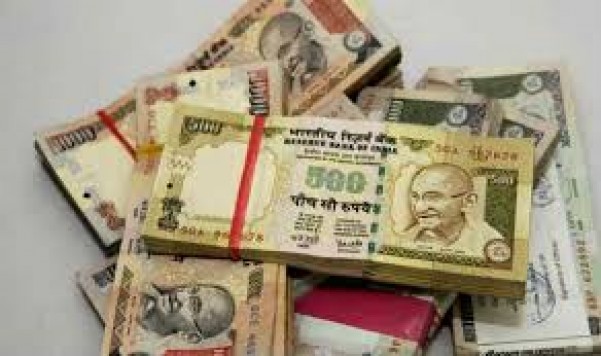 पुराने 500 और 1000 के नोट बदल रहे हैं बैंक