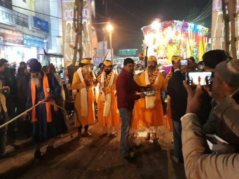 गुरु गोविंद सिंह के प्रकाशोत्सव के शुभ अवसर पर किया मिष्ठान् वितरण गुरु गोविंद सिंह के प्रकाशोत्सव के शुभ अवसर पर किया मिष्ठान् वितरण