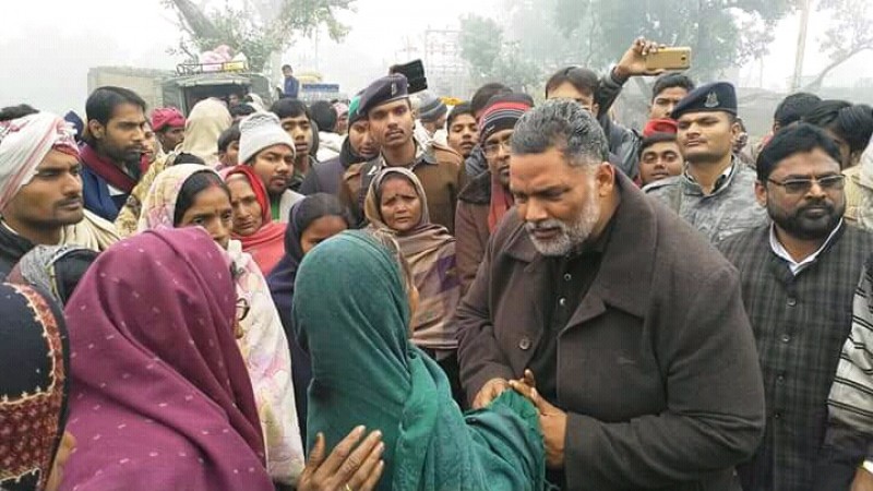 मुख्यमंत्री नीतीश कुमार के काफिले पर हुए हमले मामले में जानकारी लेने बिहार के नंदन गांव पहुंचे सांसद