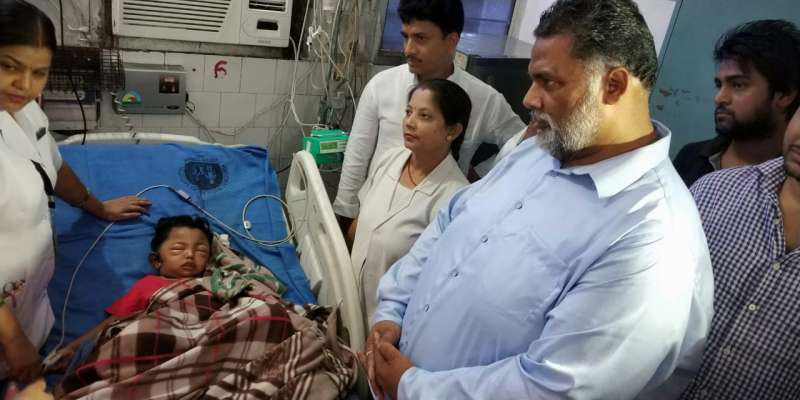 सांसद पप्पू यादव ने पीएमसीएच में की सना से मुलाकात सांसद पप्पू यादव ने पीएमसीएच में की सना से मुलाकात