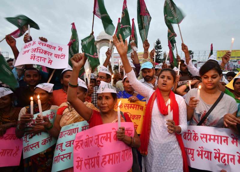 जन अधिकार महिला परिषद ने कैंडल मार्च निकाल की सभी बालिका गृह की जांच की मांग जन अधिकार महिला परिषद ने कैंडल मार्च निकाल की सभी बालिका गृह की जांच की मांग