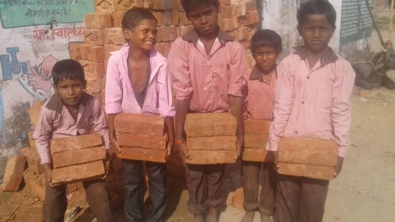 प्राथमिक विद्यालय कठौतिया में स्कूल के निर्माण में बच्चों से कराया जा रहा है काम प्राथमिक विद्यालय कठौतिया में स्कूल के निर्माण में बच्चों से कराया जा रहा है काम