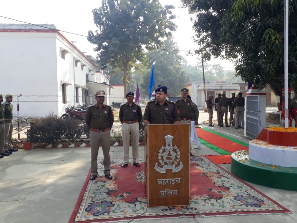 पुलिस झंडा दिवस के अवसर पर बहराइच पुलिस अधीक्षक द्वारा पुलिस लाइन में किया गया ध्वजारोहण