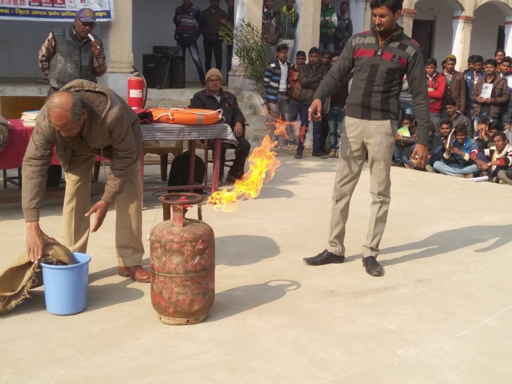 अग्निशमन विभाग द्वारा स्कूल में दिया जा रहा अग्निकांड व भूकंप से बचाव हेतु प्राथमिक प्रशिक्षण