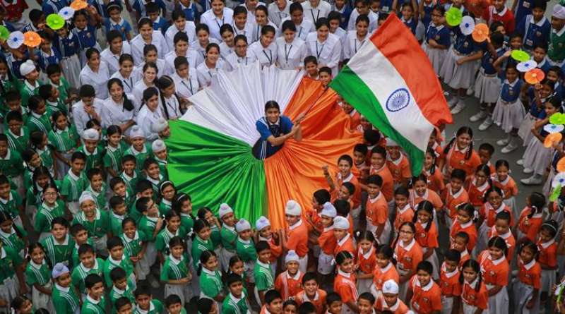केसरिया,सफेद और हरे रंग में रंगा पूरा देश, देखें तस्वीरें केसरिया,सफेद और हरे रंग में रंगा पूरा देश, देखें तस्वीरें
