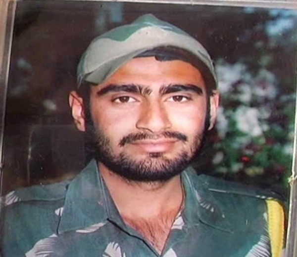 घुसपैठ रोकते हुए J&K में BSF का एक जवान शहीद घुसपैठ रोकते हुए J&K में BSF का एक जवान शहीद