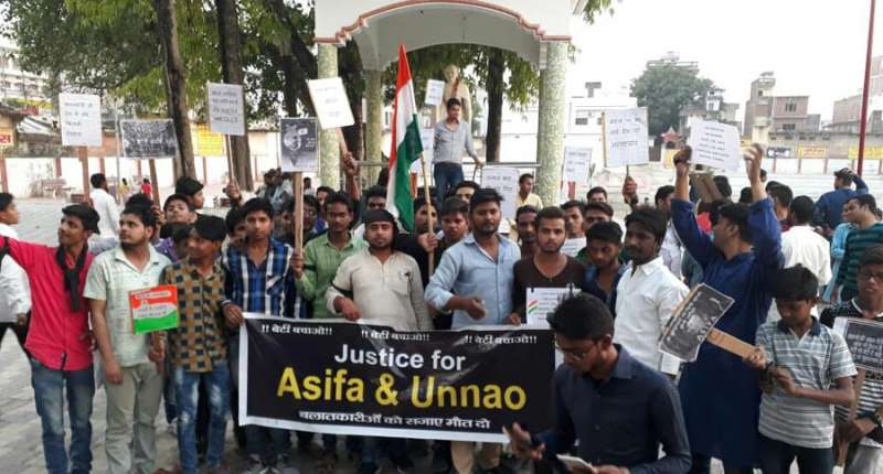 बहरी सरकार को मौन जुलुश निकाल सुनाई देश की पीड़ा बहरी सरकार को मौन जुलुश निकाल सुनाई देश की पीड़ा