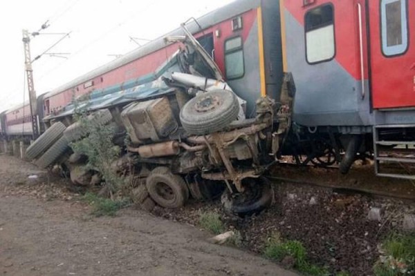 कैफियत एक्सप्रेस पटरी से उतरी, जाने कैसे हुआ ये हादसा कैफियत एक्सप्रेस पटरी से उतरी, जाने कैसे हुआ ये हादसा