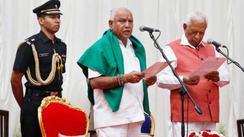  कर्नाटक में बीजेपी की लहर, येद्दियुरप्पा बने मुख्यमंत्री, सीएम पद की ली शपथ