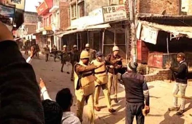 कासगंज हिंसा मामला: मुख्य आरोपी सलीम समेत 121 लोग गिरफ्तार कासगंज हिंसा मामला: मुख्य आरोपी सलीम समेत 121 लोग गिरफ्तार