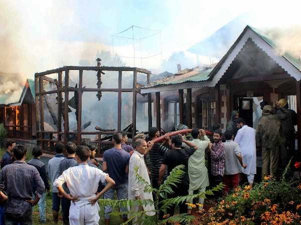 कश्मीर में उपद्रवी जला रहे स्कूल