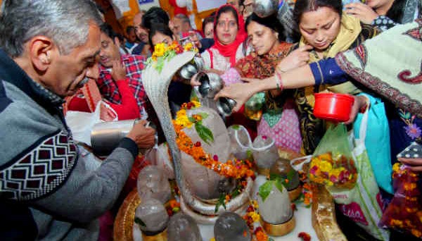 कश्मीर के एक मंदिर पंडित ही नहीं मुसलमानों ने भी की शिव मंदिर में पूजा कश्मीर के एक मंदिर पंडित ही नहीं मुसलमानों ने भी की शिव मंदिर में पूजा