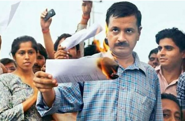 कपिल मिश्रा ने कट्टप्पा की तरह केजरीवाल की पीठ में तलवार घोंपा कपिल मिश्रा ने कट्टप्पा की तरह केजरीवाल की पीठ में तलवार घोंपा
