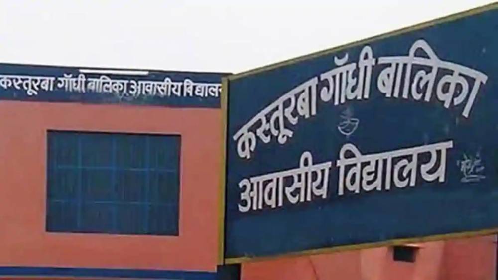 एक साथ 25 स्कूलों में पढ़ा रही महिला अध्यापिका ने उठाया 1 करोड़ वेतन, शिक्षा विभाग ने दिए जांच के आदेश एक साथ 25 स्कूलों में पढ़ा रही महिला अध्यापिका ने उठाया 1 करोड़ वेतन, शिक्षा विभाग ने दिए जांच के आदेश