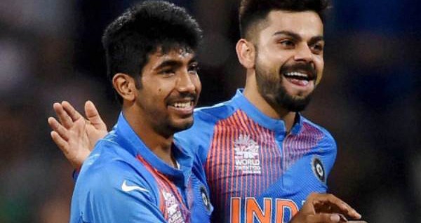 इंग्लैंड के फिलाफ मैच में आखिरी गेंद से पहले कोहली ने बुमराह को दिया मंत्र इंग्लैंड के फिलाफ मैच में आखिरी गेंद से पहले कोहली ने बुमराह को दिया मंत्र